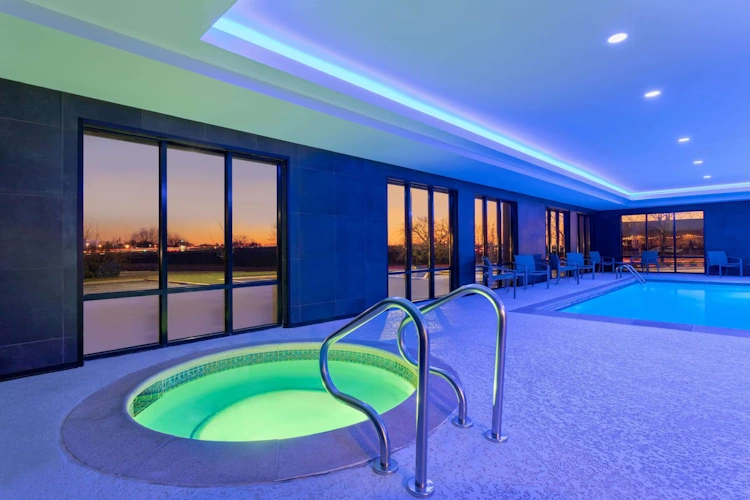 La Quinta Inn and Suites by Wyndham St Louis Route 66 zwembad.webp