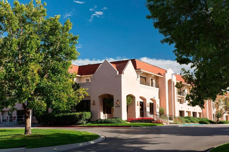 The Querque Hotel buitenkant.webp