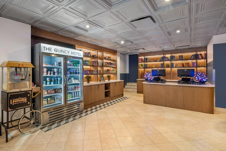 The Quincy an Ascend Collection Hotel receptie.webp