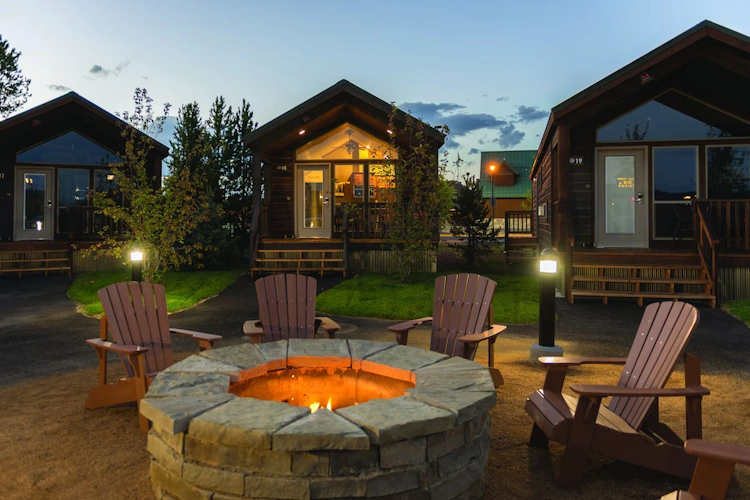 Explorer Cabins At Yellowstone buiten zitten.webp