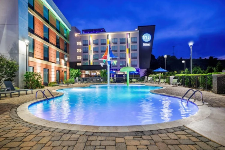 Tru by Hilton Pigeon Forge buitenzwembad.webp