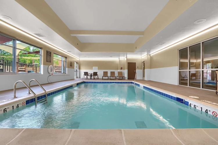 Best Western Plus Fillmore Inn Suites zwembad.webp
