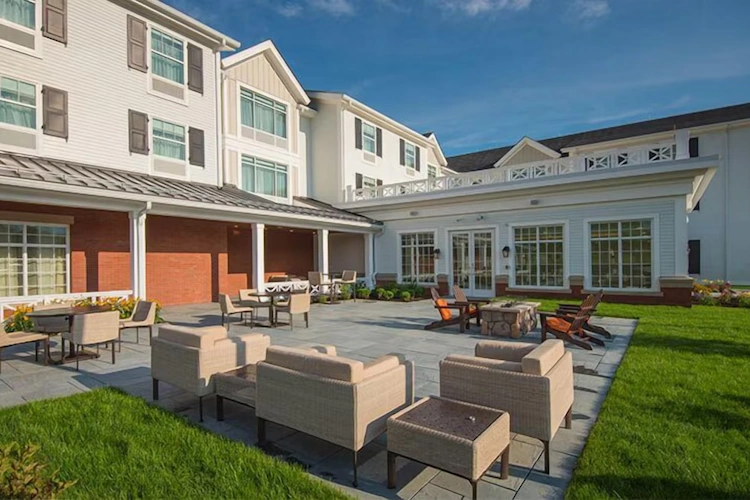 Hampton Inn and Suites Manchester VT buitenterras.webp