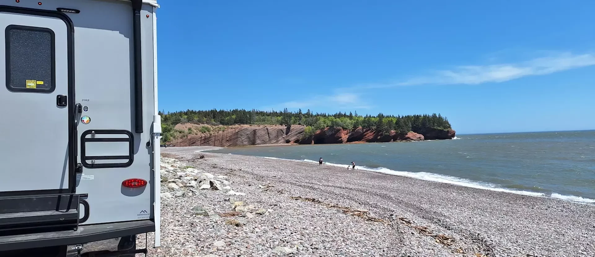 Sfeerfoto From Quebec to The Maritimes NB camper op strand van St. Martins.webp