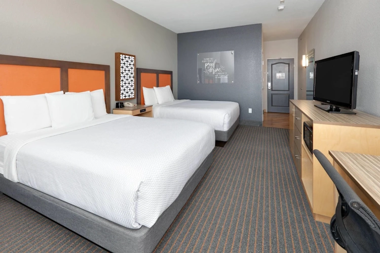 La Quinta Inn and Suites by Wyndham Dallas Love Field kamer.webp