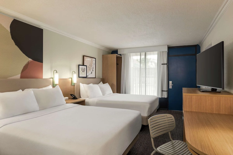 Spark by Hilton Sarasota Siesta Key Gateway kamer.webp