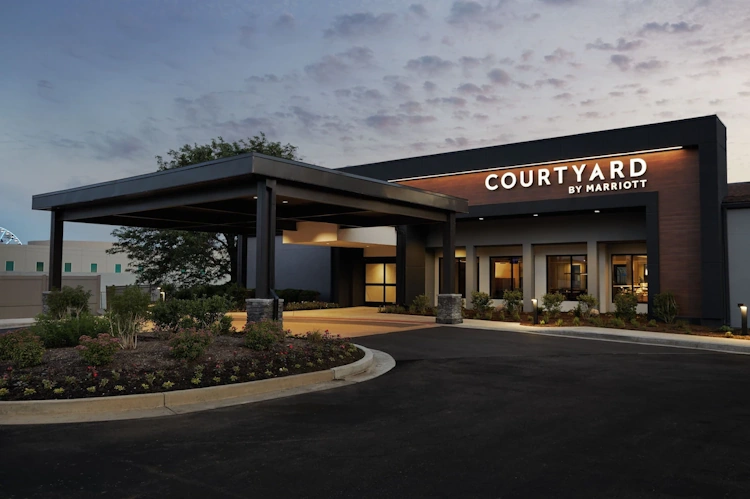 Courtyard St Louis Downtown West voorkant.webp
