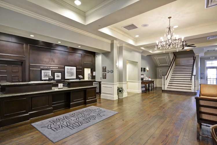 Hampton Inn and Suites Savannah Historic District receptie.webp