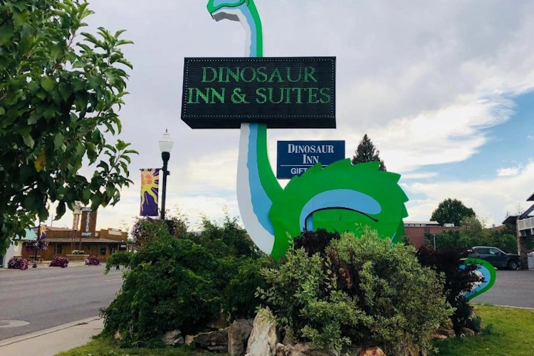 Dinosaur Inn Suites aankomst.webp