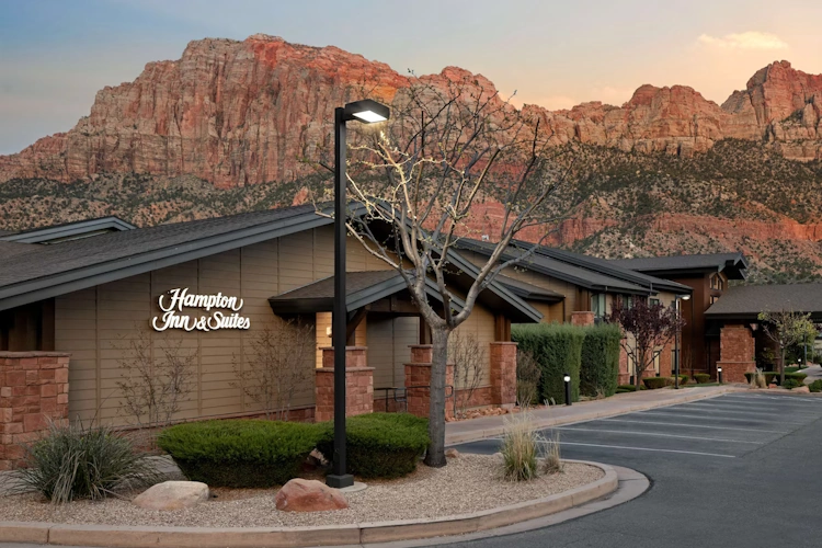 Hampton Inn and Suites Springdale Zion National Park voorkant.webp