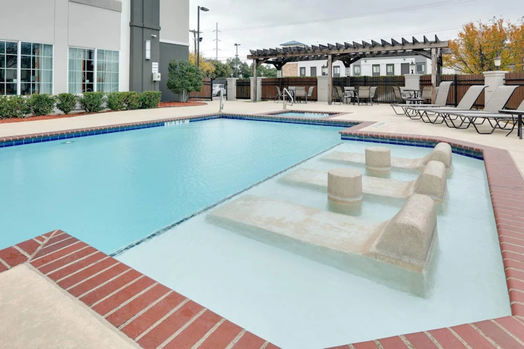 La Quinta Inn and Suites by Wyndham Dallas Love Field zwembad.webp