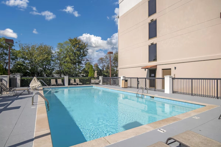 Best Western Suites Near Opryland zwembad.webp