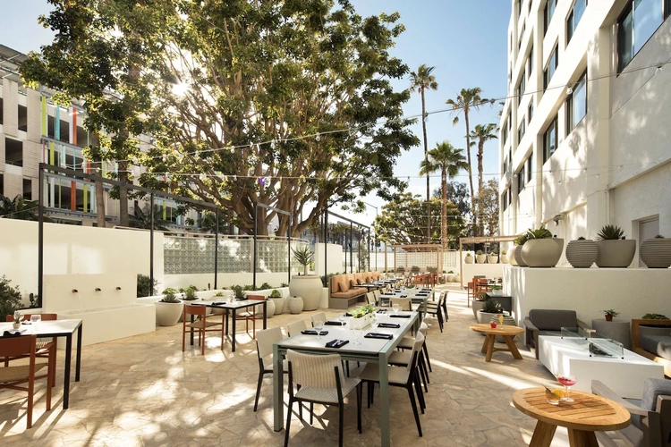 Hilton Santa Monica Hotel buiten zitten.webp