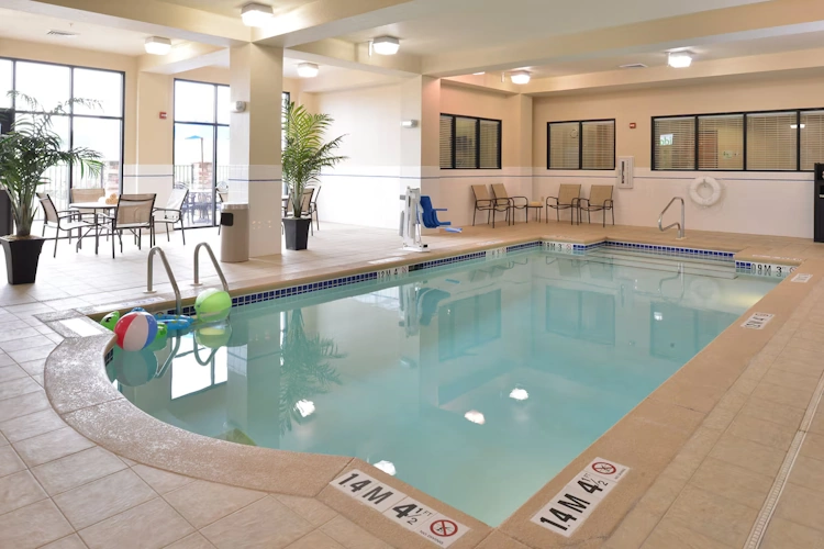 Holiday Inn Montgomery Airport South zwembad.webp