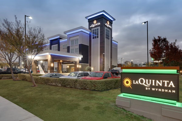 La Quinta Inn and Suites by Wyndham Dallas Love Field buitenkant.webp