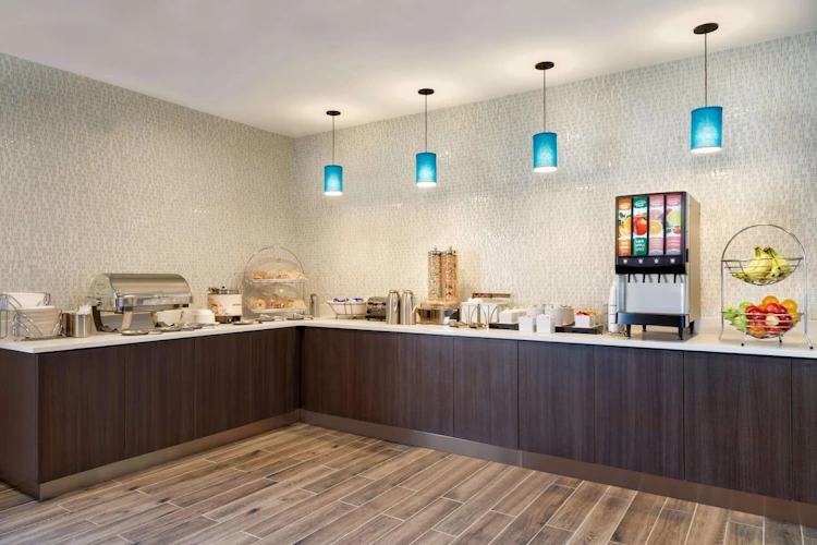 La Quinta Inn and Suites by Wyndham St Louis Route 66 ontbijt.webp