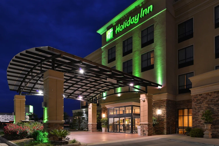 Holiday Inn Montgomery Airport South voorkant.webp