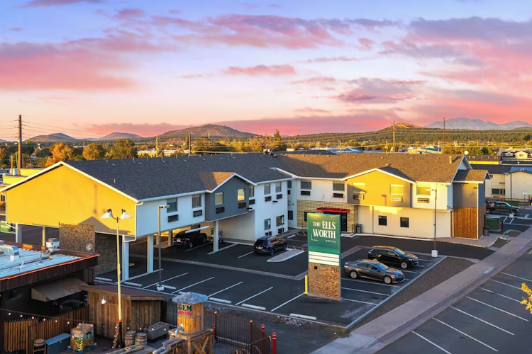 The Ellsworth Hotel an Ascend Collection Hotel buitenkant.webp