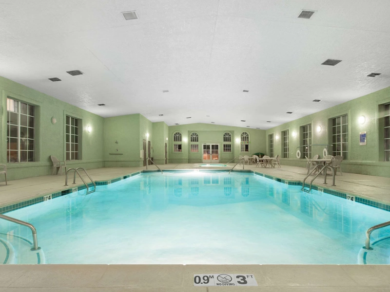 Ramada by Wyndham Williams zwembad.webp