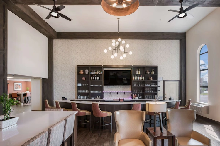 Clarion Inn Page bar.webp