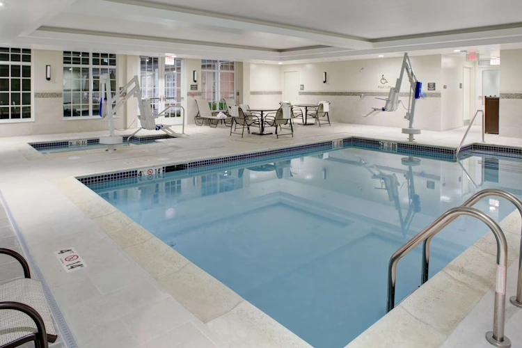 Hampton Inn and Suites Manchester VT zwembad.webp