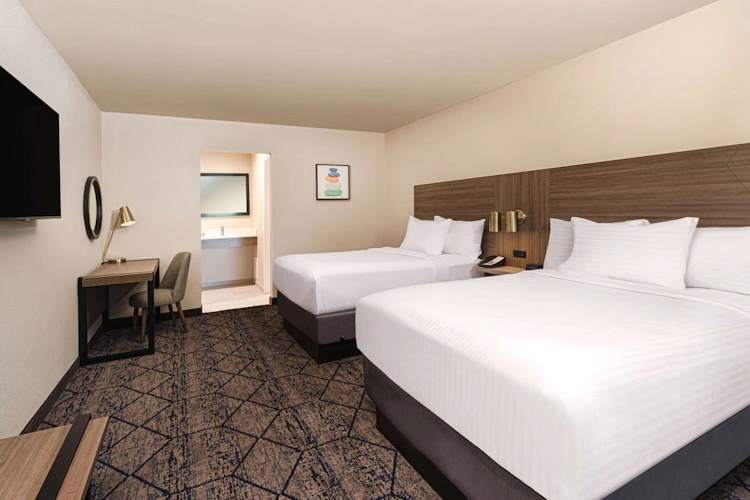 Ramada by Wyndham Modesto Yosemite Area kamer.webp