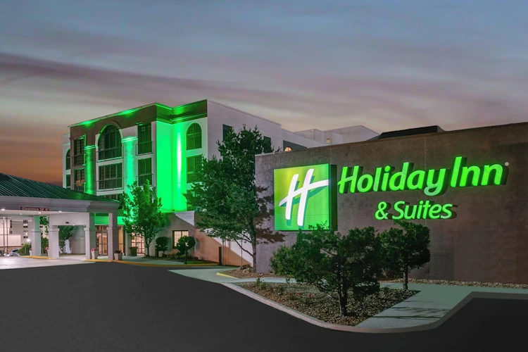 Holiday Inn and Suites Springfield voorkant.webp