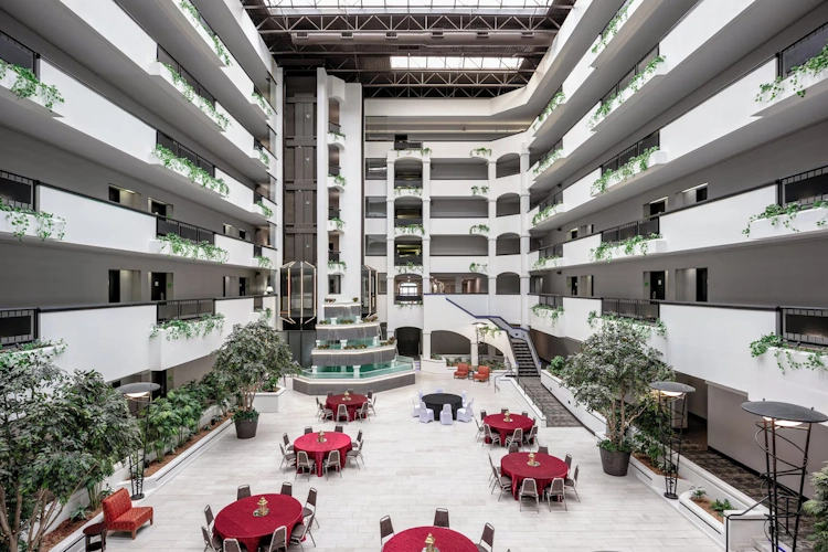 Holiday Inn and Suites Springfield lounge restaurant.webp