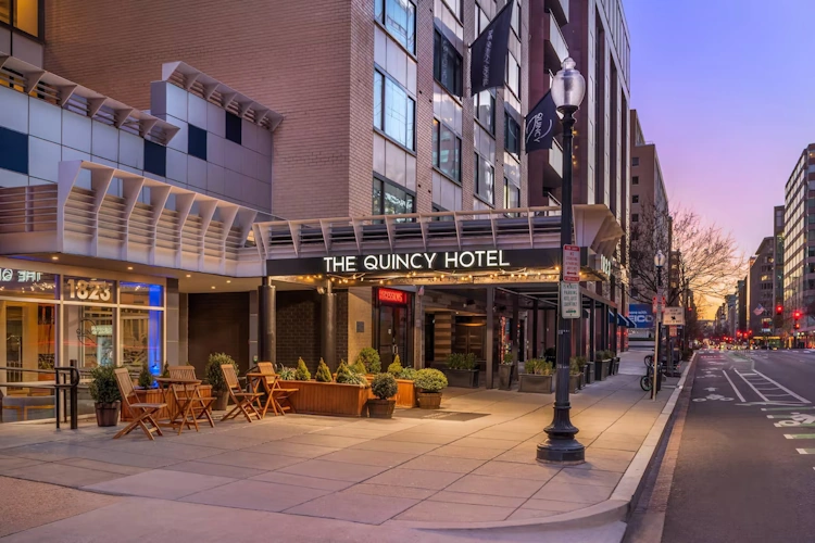 The Quincy an Ascend Collection Hotel voorkant.webp