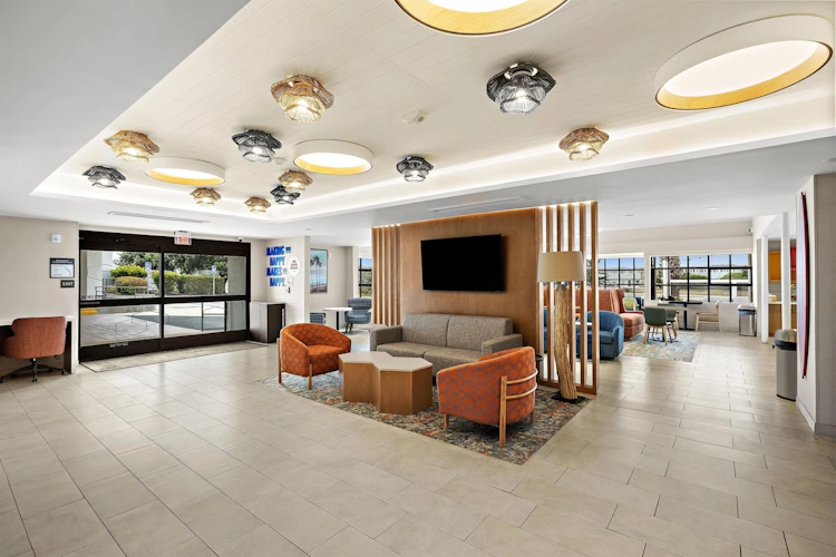 Hampton Inn San Simeon Cambria lounge.webp