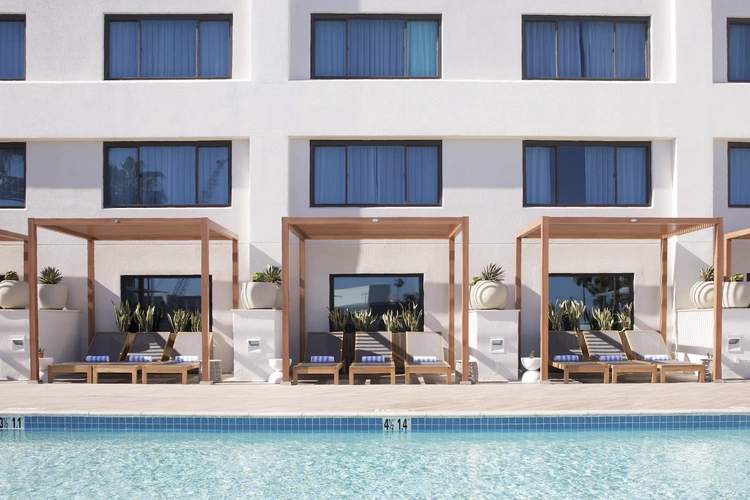 Hilton Santa Monica Hotel zwembad met ligbedden.webp