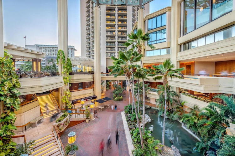 Hyatt Regency Waikiki Beach Resort and Spa voorkant lobby buiten.webp