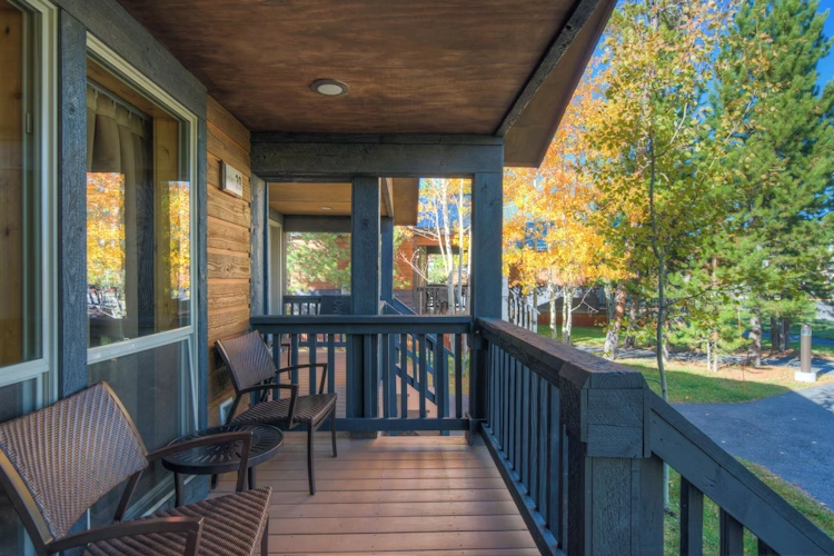 Explorer Cabins At Yellowstone terrasje bij kamer.webp