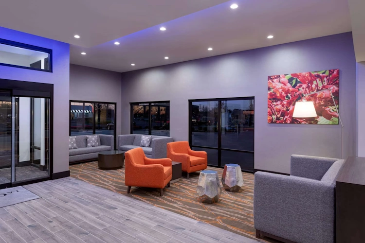 La Quinta Inn and Suites by Wyndham St Louis Route 66 lounge.webp