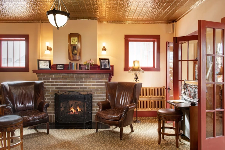 Chamberlin Inn lounge.webp