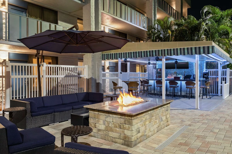 Spark by Hilton Sarasota Siesta Key Gateway buiten zitten.webp