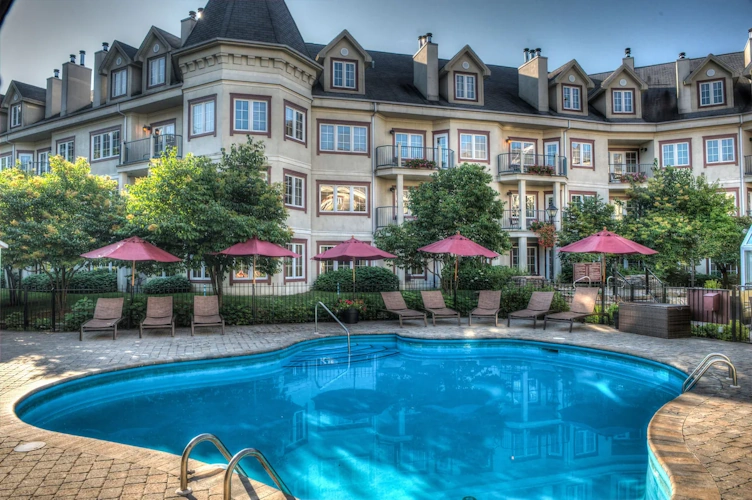Marriott Residence Inn Tremblant zwembad.webp