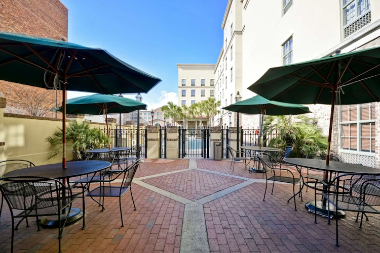 Hampton Inn and Suites Savannah Historic District terras buiten.webp