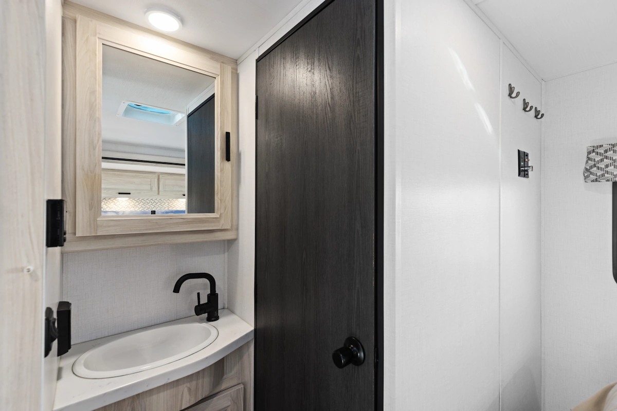 RoadBearRV_USA_SVC_Super Van_007Super-Van-Camper_Interior_005.webp