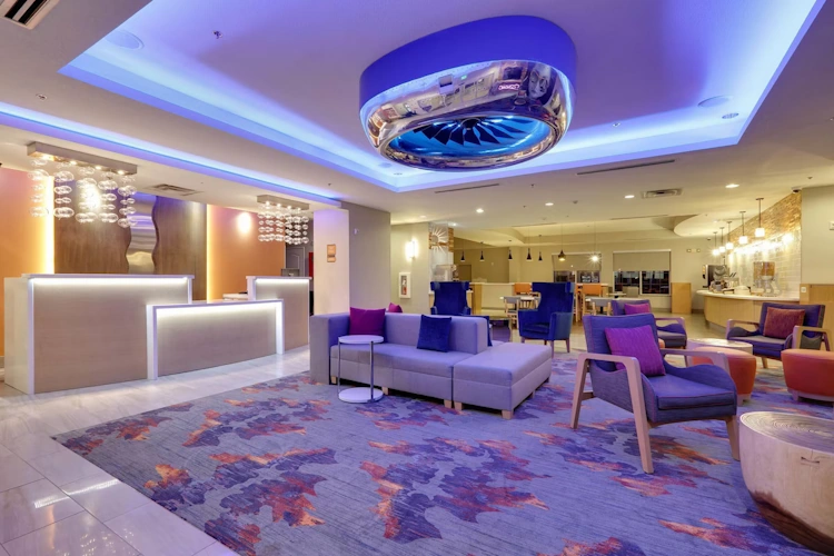 La Quinta Inn and Suites by Wyndham Dallas Love Field lobby.webp