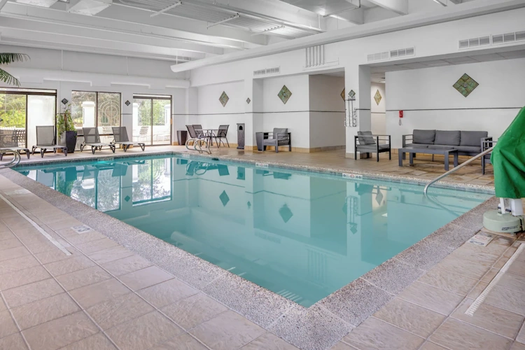 Holiday Inn and Suites Springfield zwembad.webp
