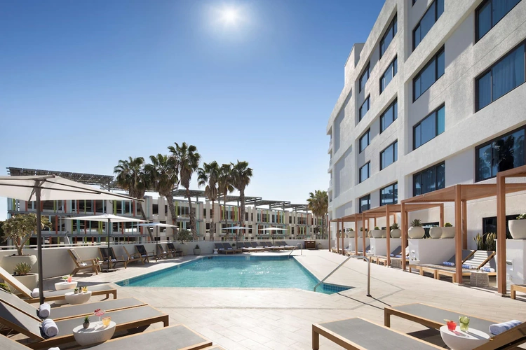 Hilton Santa Monica Hotel buitenkant.webp