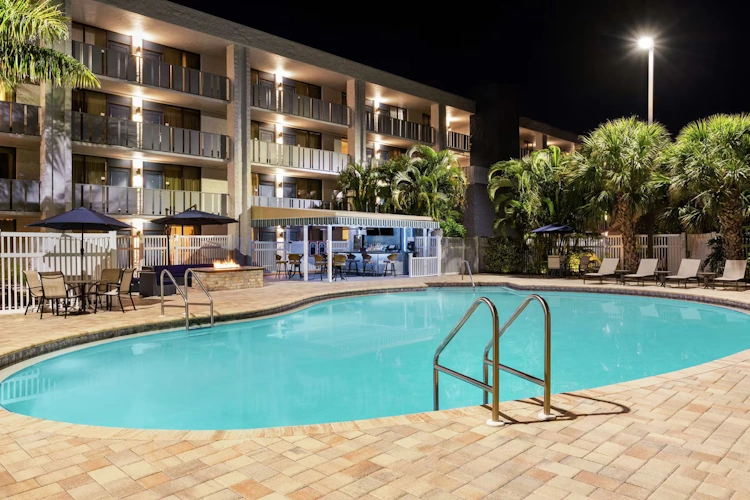 Spark by Hilton Sarasota Siesta Key Gateway zwembad.webp