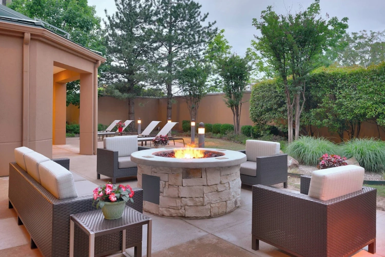 Courtyard by Marriott Oklahoma City Northwest buiten zitten.webp