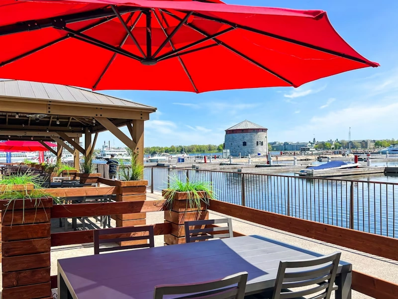 Delta Hotels Kingston Waterfront buitenterras.webp