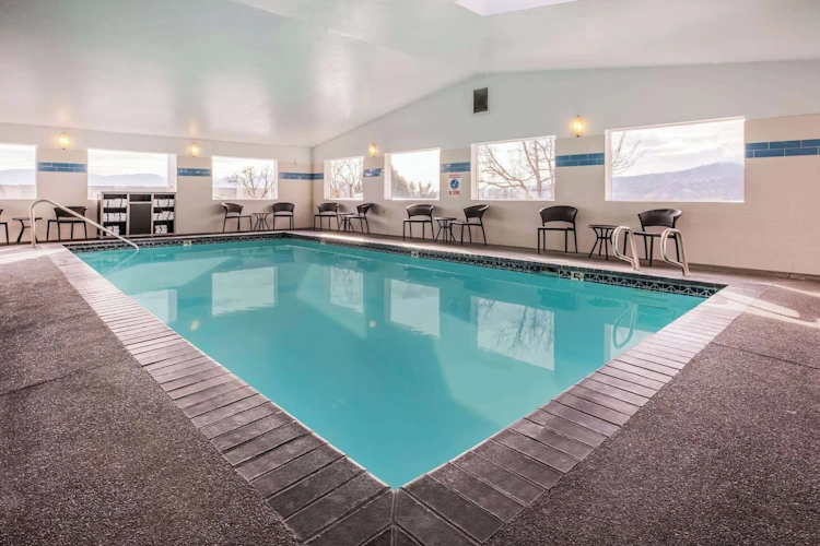 La Quinta Inn and Suites by Wyndham Grants Pass zwembad.webp